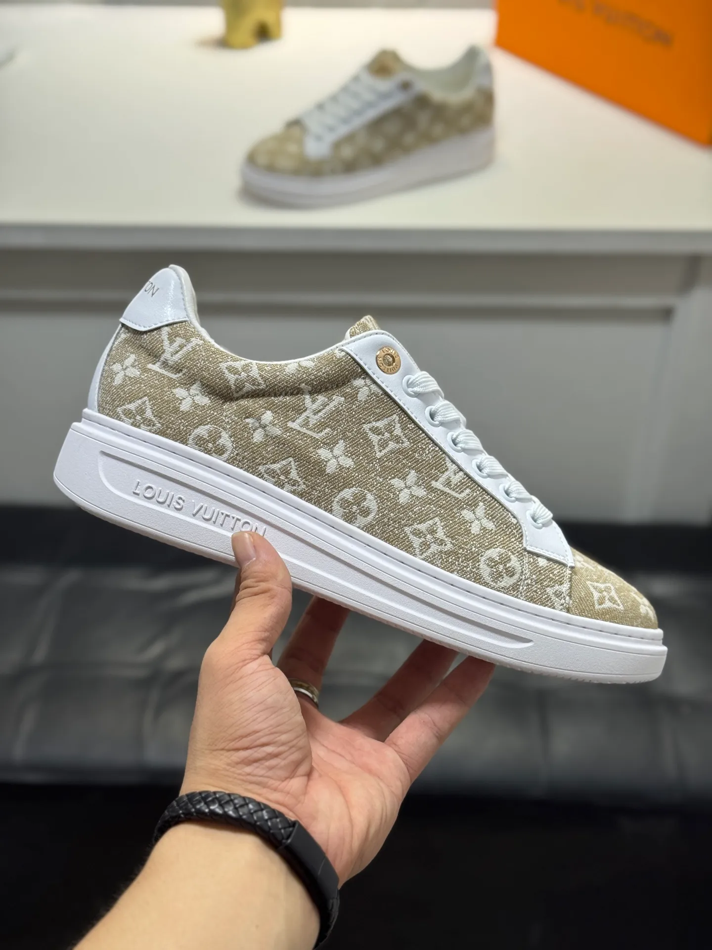 Men's shoes 💰400 [New style] 🐞🐞Top original order - LV [Louis Vuitton] counter new men's casual series! 🔥Globally limited edition💯The upper is made of cowhide with sheepskin lining➕Original rubber outsole, which is lighter and non-slip. Fashion focuses on trends, versatile and hot styles, simple yet tasteful! Exudes a fashionable and casual atmosphere, fashion is at your feet, and you are full of confidence! Multiple colors available. A must-have for fashionistas! Size: 38-44 (45 customized